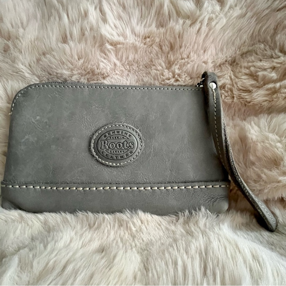 ⭐️ Roots Wristlet⭐️